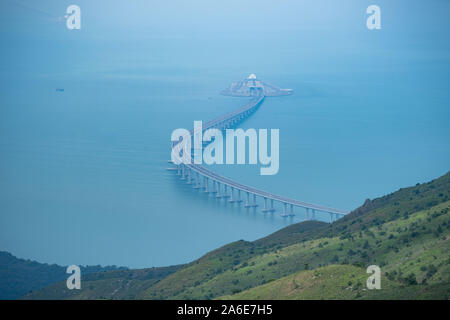 Macao. 24 ott 2019. Foto scattata su 24 Ottobre, 2019 mostra una vista della Hong Kong-Zhuhai-Macao Bridge da 'Ngong Ping 360' funivia nel sud della Cina di Hong Kong. Lanciato il 23 ottobre dello scorso anno, 55 km ponte, noto come il più lungo ponte-e-tunnel, traversata in mare nel mondo, link Cinese della Regione amministrativa speciale di Hong Kong (SAR), la città di Zhuhai del sud della provincia di Guangdong e RAS di Macao, rendendo più comodo per la gente comune di viaggio di tre luoghi in un unico giorno. Credito: Cheong Kam Ka/Xinhua/Alamy Live News Foto Stock