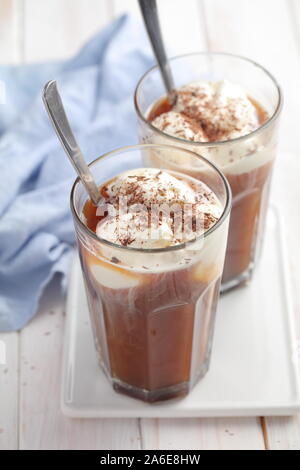 Caffè ghiacciato con gelato alla vaniglia e cioccolato grattugiato Foto Stock