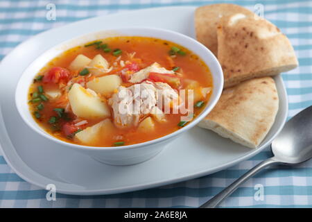 Stile turco zuppa di pomodoro con pollo e verdure Foto Stock