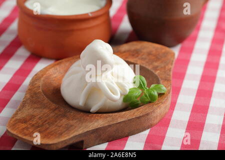 Burrata formaggio e foglia di basilico closeup Foto Stock