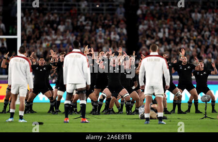 Nuova Zelanda eseguire la Haka come Inghilterra cercare sulla prima del 2019 Coppa del Mondo di Rugby Semi finale corrispondono a livello internazionale Stadium Yokohama. Foto Stock