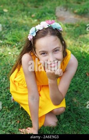 Carino Teen ragazza è godersi la natura nel parco al tramonto in estate Foto Stock