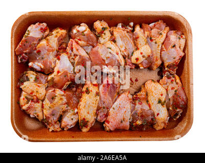 Crudo fresco di carne di pollo marinato prima della frittura shish kebab, nessuno. Isolato su sfondo bianco Foto Stock