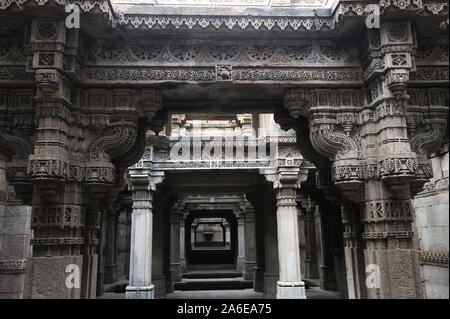 Ahmedabad, Gujarat, India - Asia: Adalaj Stepwell bella architettura e scolpito pareti di ki Adalaj Vav Indian Heritage luogo turistico Gandhinagar. Foto Stock