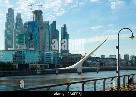 Embankment e porta (Puerto Madero) nella città di Buenos Aires, costa del golfo La Plata. Buenos Aires, Argentina Foto Stock