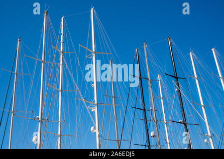 Close Up di yacht a montanti sul cielo blu sullo sfondo. Pronto a lasciare per un giorno perfetto per navigare sulle splendide acque ventoso Foto Stock