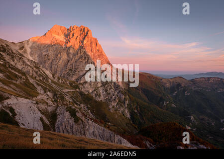 Incandescente Sunrise presso il Monte Corno Grande con colorati sky visto da vado di corno, Abruzzo, Italia Foto Stock