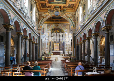 Basilica di San Bartolomeo all'Isola interno in Roma, Italia Foto Stock