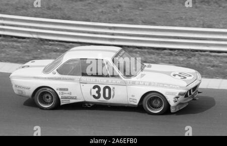 Hans-Joachim è rimasto bloccato su una BMW 3,0 CSL in una gara automobilistica negli anni '1970 al Nuerburgring, in Germania Foto Stock