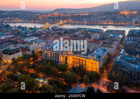 Foto aerea di circa il MTVA vecchio edificio cheadquarters nel quadrato di Szechenyi, Budapest, Ungheria. Foto Stock