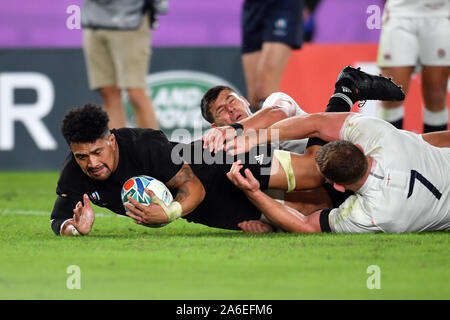 Nuova Zelanda Ardie punteggi Savea i suoi lati prima provare durante il 2019 Coppa del Mondo di Rugby semifinale partita contro l'Inghilterra a International Stadium Yokohama. Foto Stock