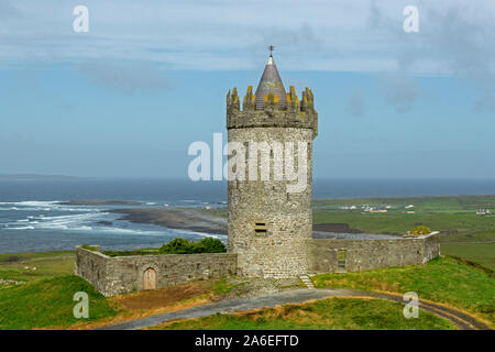 Una torre vicino a Doolin nella contea di Clare, Repubblica di Irlanda. Foto Stock