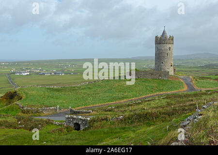 Una torre vicino a Doolin nella contea di Clare, Repubblica di Irlanda. Foto Stock