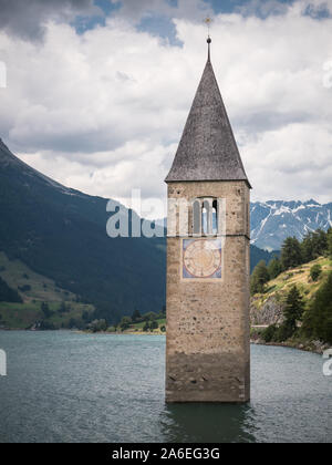 Vista ravvicinata della famosa chiesa Torre del Lago di Resia/Resia in Graun/Curon, Val Venosta/Venosta, Italia Foto Stock