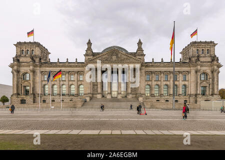 La facciata del famoso palazzo del Reichstag a Berlino, in Germania, in un freddo e nuvoloso giorno di inverno Foto Stock