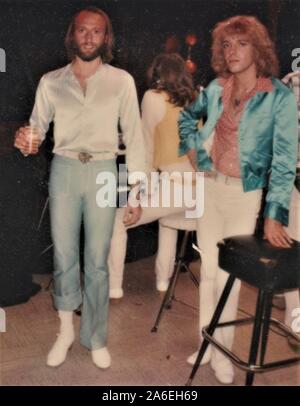 Maurice Gibb dei Bee Gees con Peter Frampton sul set del sergente Pepper's Lonely Hearts Club Band, 1977 Foto Stock