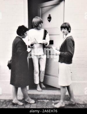 Brian Jones dei Rolling Stones firma autografi per i fan, 1965 Foto Stock