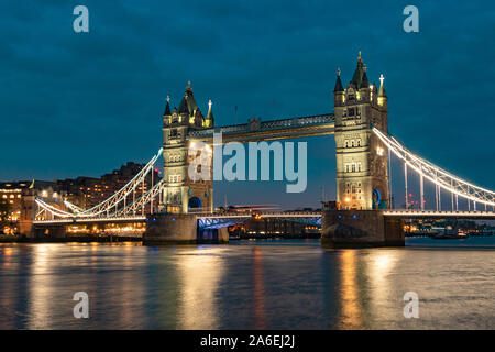 Paesaggio urbano di notte con il Tower Bridge di Londra, Regno Unito. Foto Stock