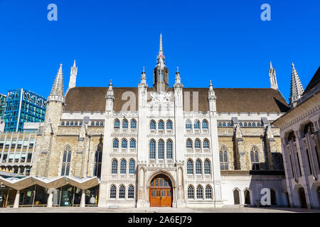 Esterno del Guildhall nella City di Londra, Inghilterra contro un cielo privo di nuvole Foto Stock