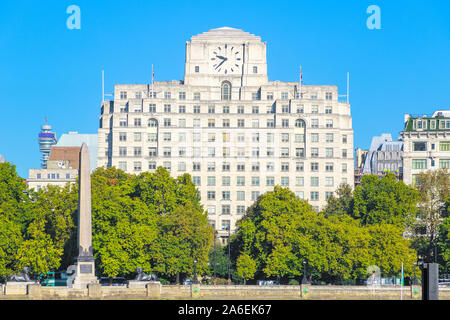 Cleopatra Needle e la facciata della Shell Mex Casa di Victoria Embankment, London, Regno Unito Foto Stock