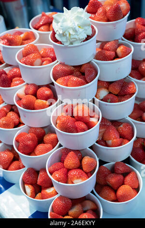 Fragaria x anassa. Vasi di fragole fresche e crema in vendita. Inghilterra Foto Stock