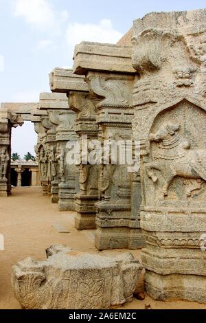 Begli intagli su pilastri in pietra a Tempio Veerabhadreswara in Lepakshi, Andhra Pradesh, India. Asia Foto Stock