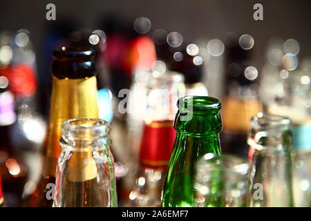 Close up di bottiglie di birra in attesa di essere riciclato al bottle bank Foto Stock
