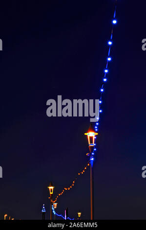 Stringa di blu delle lampadine della luce tra i lampioni sul lungomare di Blackpool durante le luminarie annuale Foto Stock