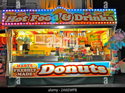 Pressione di stallo di ciambella di notte sul lungomare di Blackpool Foto Stock