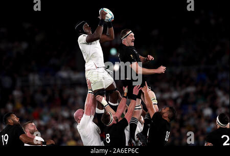 L'Inghilterra Del Maro Itoje vince la linea fuori davanti a sfera della Nuova Zelanda Brodie Retallick durante il 2019 Coppa del Mondo di Rugby Semi finale corrispondono a livello internazionale Stadium Yokohama. Foto Stock