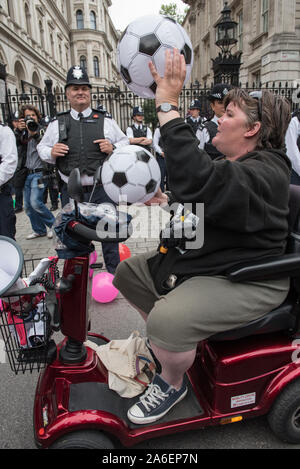 Whitehall, Londra, Regno Unito. 8 Luglio, 2015. Londra, Regno Unito. Circa 100 anti-austerità manifestanti compresi i membri delle persone disabili contro i tagli (DPAC Foto Stock