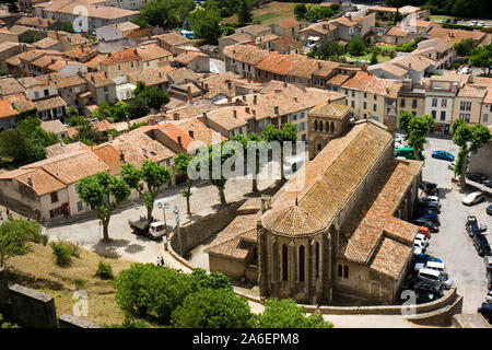 Vista della chiesa di Eglise Saint-Gimer e circondare parte della vecchia città di Carcassonne presi dalla parete della città Foto Stock