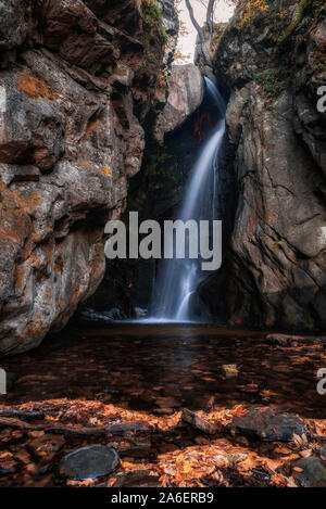 Cascate Fotinovo (Fotinski cascata) in autunno, montagna Rhodopi, Bulgaria Foto Stock