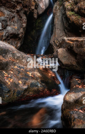 Cascate Fotinovo (Fotinski cascata) in autunno, montagna Rhodopi, Bulgaria Foto Stock