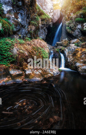 Cascate Fotinovo (Fotinski cascata) in autunno, montagna Rhodopi, Bulgaria Foto Stock