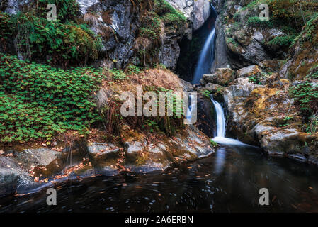 Cascate Fotinovo (Fotinski cascata) in autunno, montagna Rhodopi, Bulgaria Foto Stock