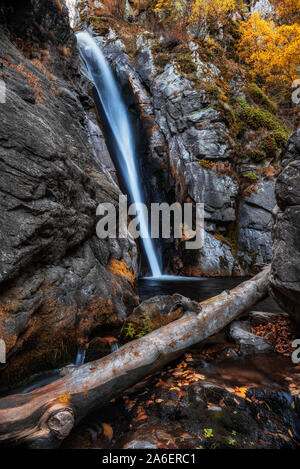 Cascate Fotinovo (Fotinski cascata) in autunno, montagna Rhodopi, Bulgaria Foto Stock