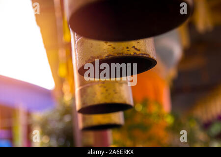 Grande Campana in ottone in Thailandia tempio del fuoco selettivo. Foto Stock