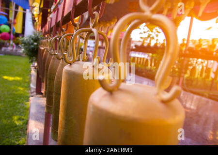 Grande Campana in ottone in Thailandia tempio del fuoco selettivo. Foto Stock