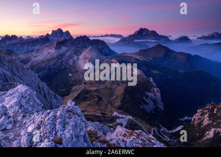 Sunrise vista dal Monte Lagazuoi delle Dolomiti italiane Foto Stock