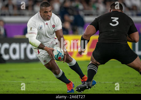 Yokohama, Giappone. 26 ott 2019. Kyle Sinckler di Inghilterra corre con la palla durante la Coppa del Mondo di Rugby semi-finale match tra Inghilterra e Nuova Zelanda nella Prefettura di Kanagawa, Giappone, il 26 ottobre 2019. Credito: Lo sport europeo Agenzia fotografica/Alamy Live News Foto Stock