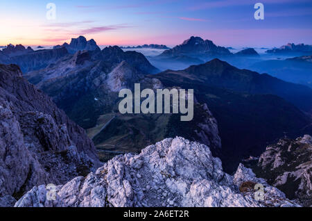 Sunrise vista dal Monte Lagazuoi delle Dolomiti italiane Foto Stock