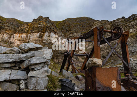 Rusty vecchia industria mineraria ed estrattiva attrezzature su Muckish mountain, County Donegal, Irlanda Foto Stock