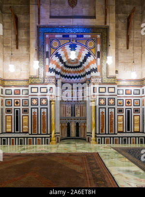 Interno della tomba di Reza Shah di Iran, Al Rifaii moschea, Moschea Reale, che si trova di fronte la Cittadella del Cairo, costruita tra 1869 e 1912 Foto Stock