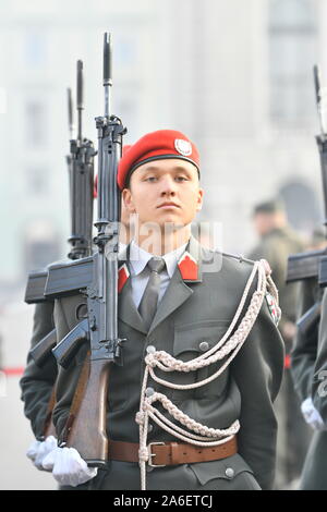 Vienna, Austria. 26th ottobre 2019. Giornata nazionale austriaca in Piazza degli Eroi Vienna, con la conquista delle reclute da parte del governo federale austriaco il 26 ottobre 2019 a Vienna. La foto mostra la Guardia Federale austriaca dell'Esercito. Credit: Franz PERC / Alamy Live News Foto Stock