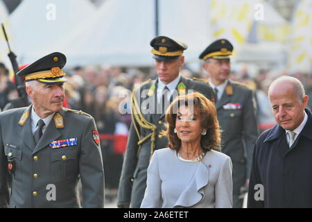 Vienna, Austria. 26th ottobre 2019. Giornata nazionale austriaca in Piazza degli Eroi Vienna con il Cancelliere federale Brigitte Bierlein e Clemens Jabloner (3rd da L) Vice Cancelliere il 26 ottobre 2019 a Vienna. Credit: Franz PERC / Alamy Live News Foto Stock