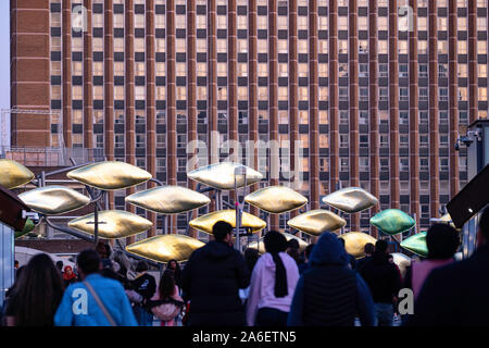 Pedoni su un marciapiede, marciapiede, Stratford, East London, Newham, London, Regno Unito Foto Stock