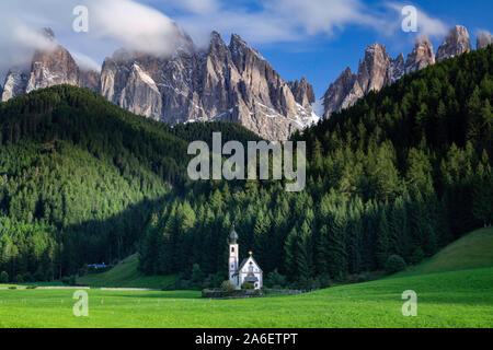 Saint Johann chiesa in Val di Funes, nelle Dolomiti italiane Foto Stock