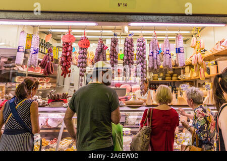 Il famoso mercato del venerdì a Ventimiglia in Italia Foto Stock