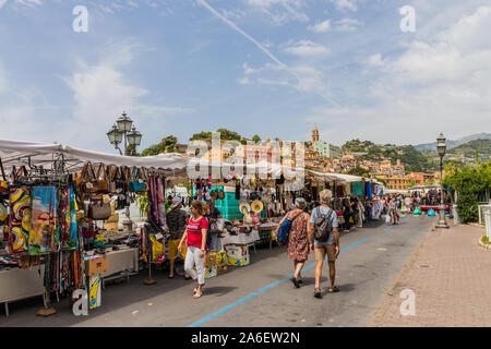 Il famoso mercato del venerdì a Ventimiglia in Italia Foto Stock